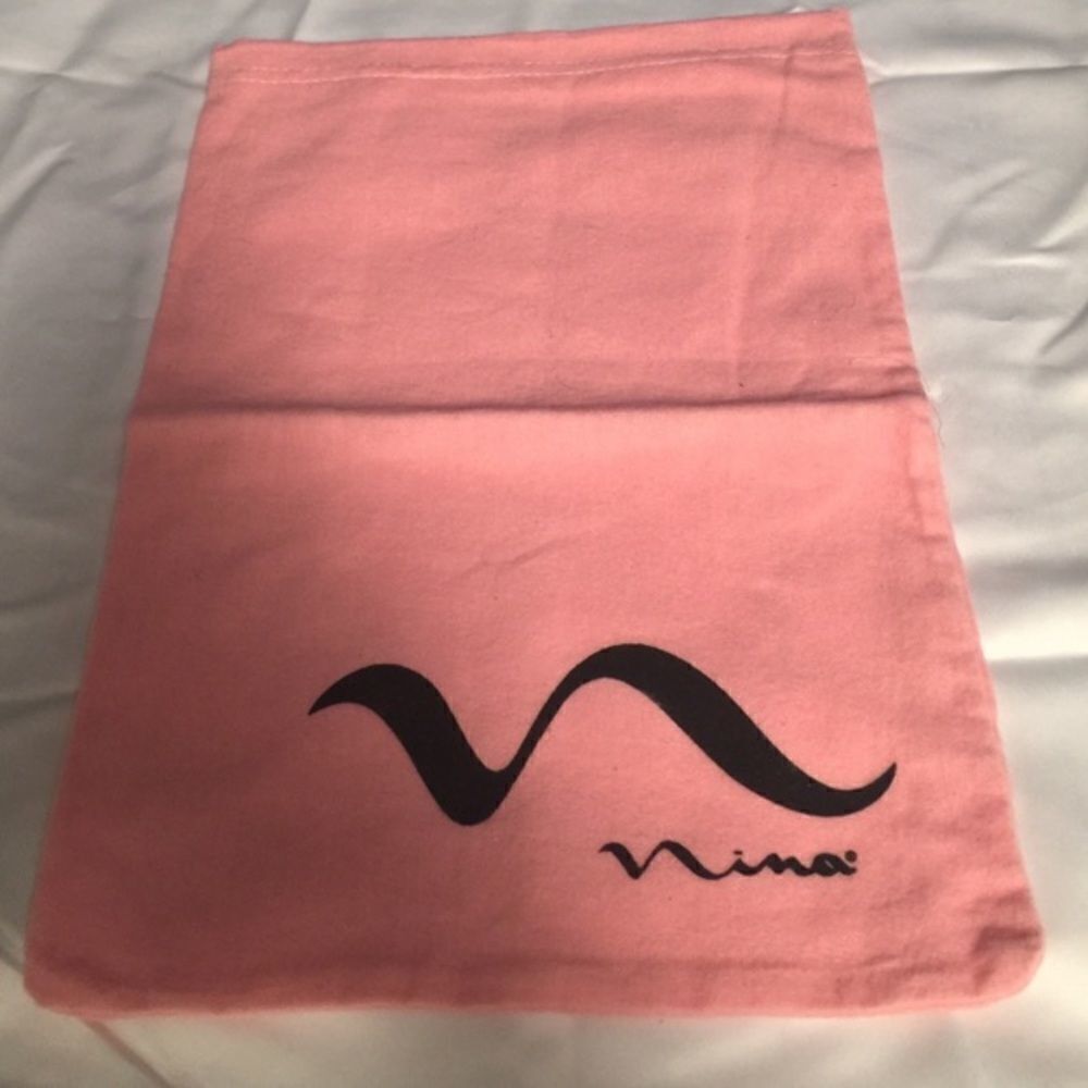 🎉1 hr sale🎉Nina dust bag👡